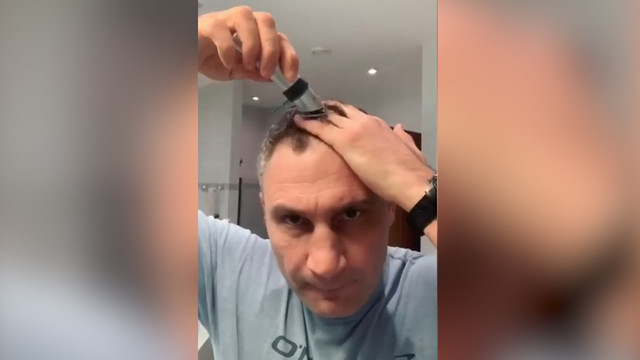 Виталий Кличко подстриг сам себя под песню Coronavirus