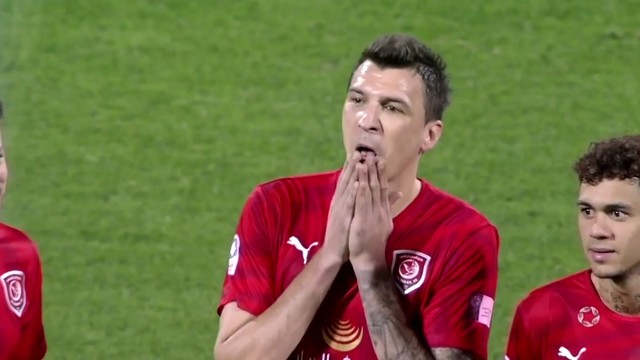 Манджукич дебютировал в Катаре и забил гол, но его отменили