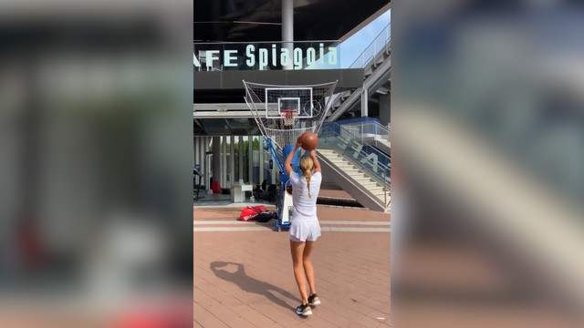 Кристина Младенович играет в баскетбол в «пузыре» US Open