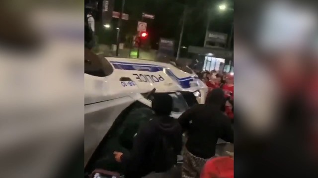 Фанаты «Монреаля» перевернули полицейскую машину
