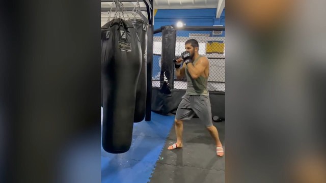 Ислам Махачев перед UFC 267 работает над ударной техникой