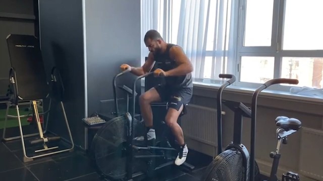 Боец клуба «Шторм» Андрей Корешков показал кросс-фит тренировку