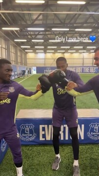 Шуточный боксёрский поединок Гейе и Кина