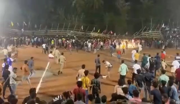 На стадионе в Индии обрушилась трибуна с людьми во время матча
