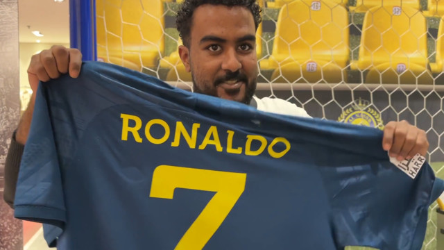 Покупаем футболку «Аль-Насра» с именем Роналду