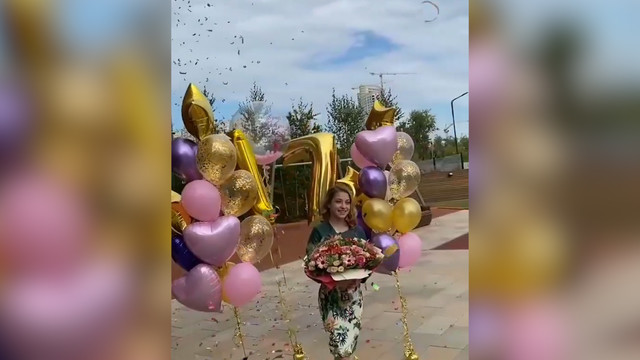 Косторная на 17-летие получила огромную связку воздушных шаров