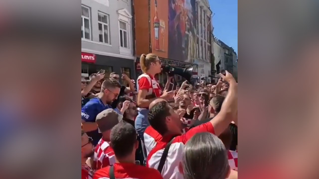 Бланка Влашич скандирует кричалки вместе с хорватскими фанатами