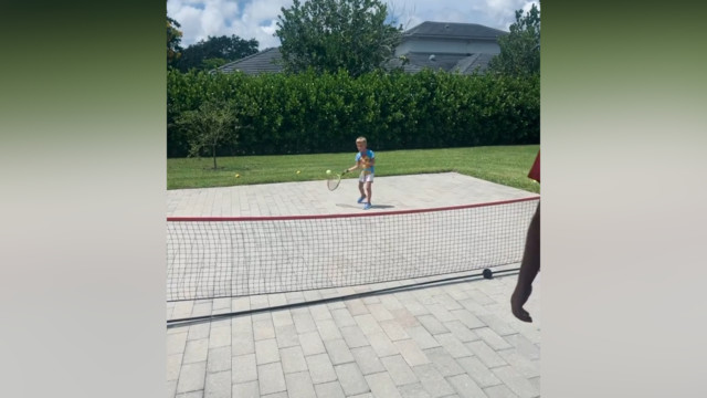 Сын Азаренко тренируется на теннисном корте