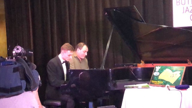 Чалов сыграл на рояле с отцом на премии «Первая пятерка»
