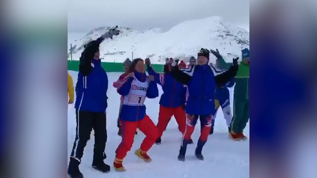 Зажигательный танец российских лыжниц на съемках фильма о Вяльбе