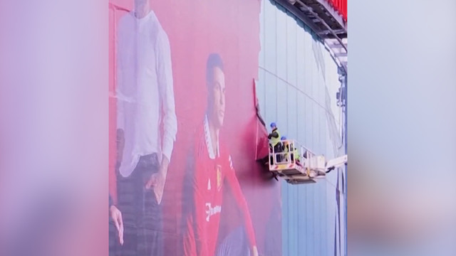 На «Олд Траффорд» сняли постер с изображением Роналду