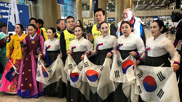 Российских олимпийцев встретили в аэропорту Сеула