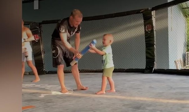 Пётр Ян тренирует маленького сына