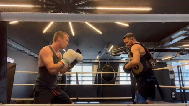 Даниил Квят тренируется в боксёрском зале