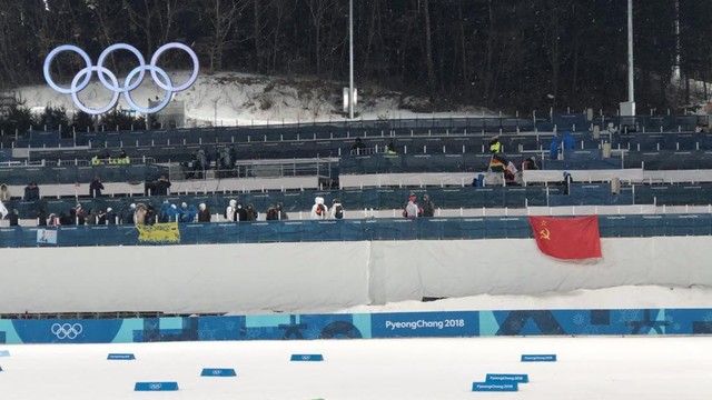На стадионе убирают вывешенный на трибунах флаг СССР