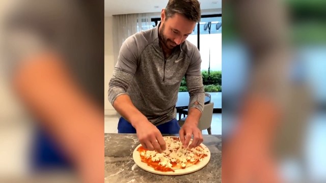 Жена Ковальчука показала, как муж готовит пиццу