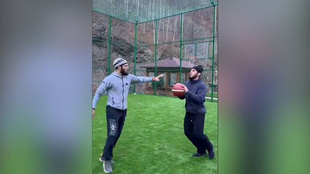 Ислам Махачев играет в баскетбол