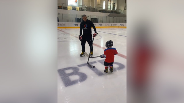 Овечкин тренируется вместе со своим сыном на льду