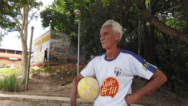 81-летний бразильский дедушка до сих пор играет в футбол