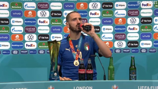 Бонуччи выпил пива и колы на пресс-конференции после финала
