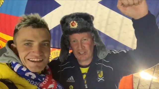 Шотландский фанат скандирует: «Крым наш!»