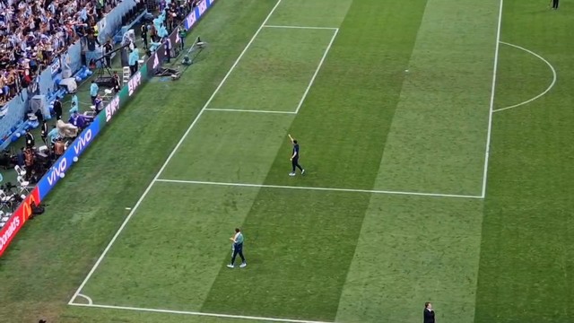 Тренер Аргентины вышел к болельщикам через 40 минут после матча