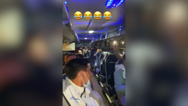 Игроки и тренеры «Зенита» в автобусе поют песню про Семака