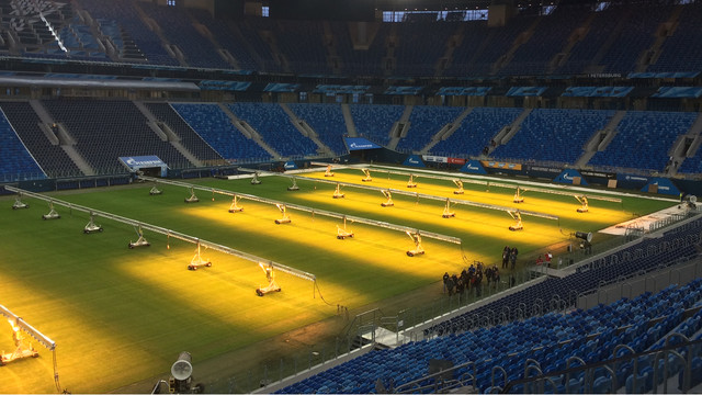 На арене «Санкт-Петербург» заканчивают укладывать газон