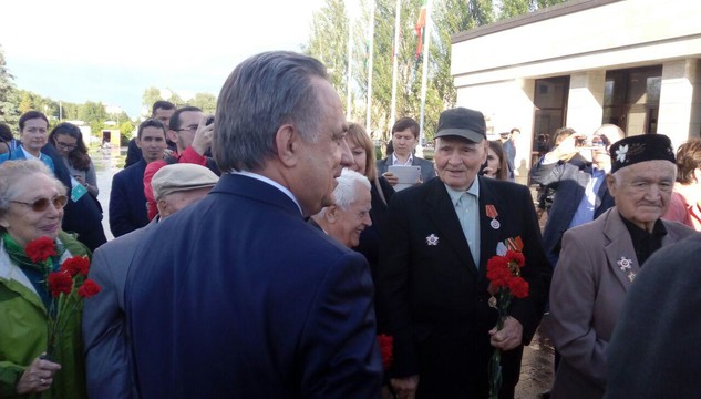 Мутко и ветераны ВОВ возложили цветы к Вечному огню в Казани
