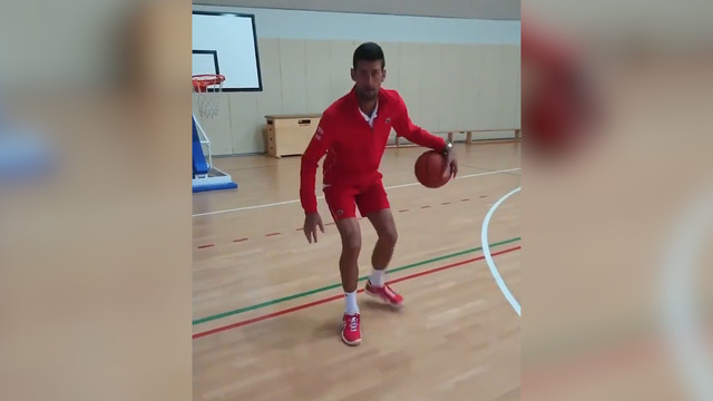 Джокович показал отличное владение баскетбольным мячом