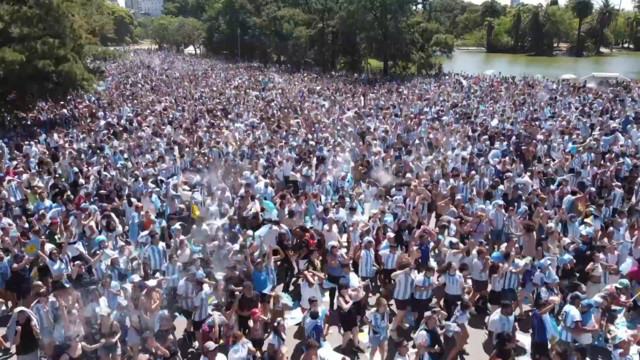 Фанаты в Буэнос-Айресе ликуют после победы Аргентины в ЧМ-2022