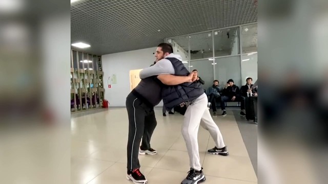 Отец Хабиба и Махачев в шутку поборолись в аэропорту