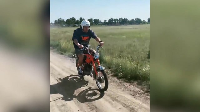 Артемий Панарин прокатился на мопеде по Челябинской области