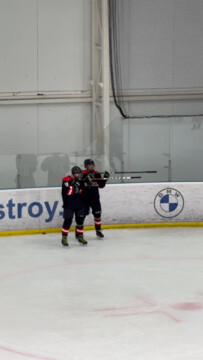 Бабиков и Халили играют в хоккей