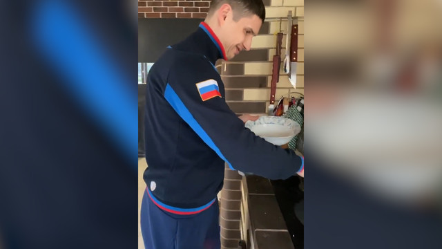 Вадим Шипачёв во время паузы готовит плов для семьи