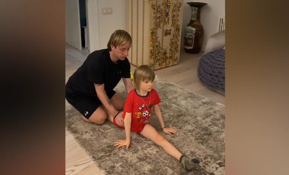 Плющенко учит сына садиться на шпагат
