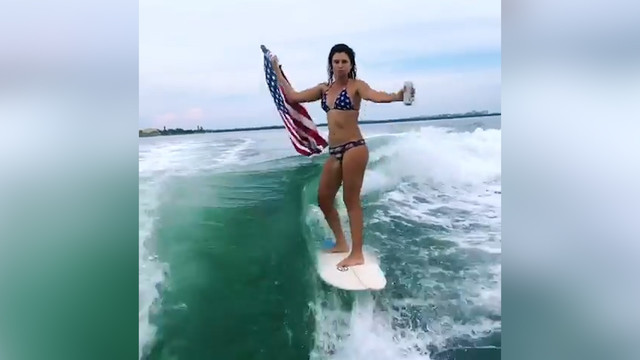 Американская серфингистка ловит волны в Майами с банкой пива