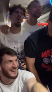 Кварацхелия, Сафонов и другие игроки «ПСЖ» поют знаменитую «We are the champions»