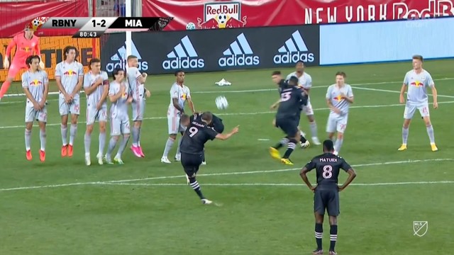 Пушечный удар со штрафного в исполнении Игуаина в матче MLS