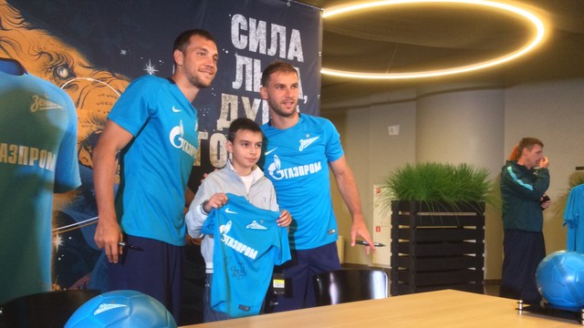 Дзюба и Иванович вручают болельщикам новые игровые футболки