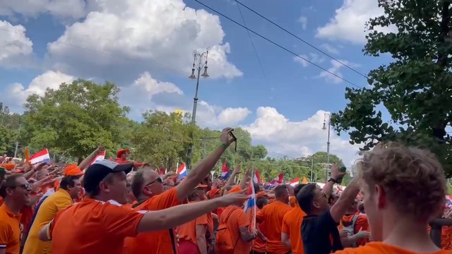 Голландцы раскачивают Будапешт перед матчем