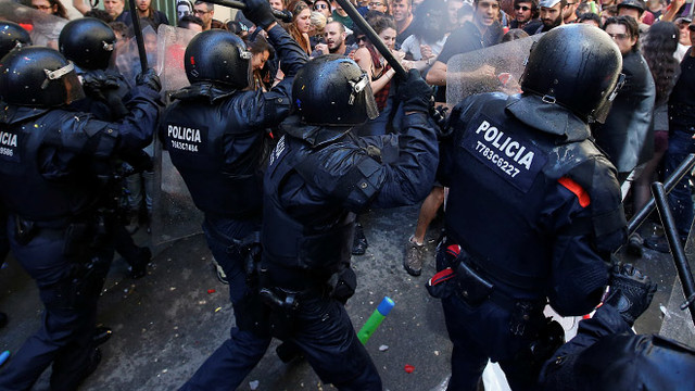 Полиция Севильи избивает фанатов «Спартака»