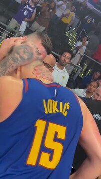 Йокич принял поцелуй от одного из своих братьев