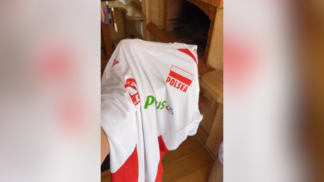 Волейболист Спиридонов выбросил в урну футболку сборной Польши