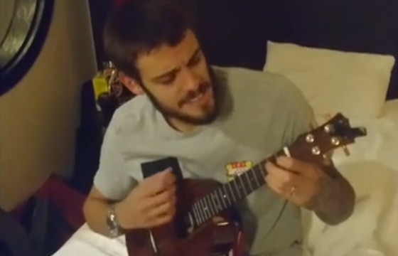 Как Расич играет на укулеле