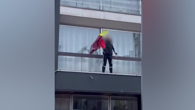 Фанат Марокко срывает бельгийский флаг