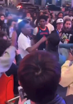 Фанаты «Никс» сорвали футболку с болельщика «Пэйсерс»