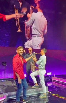 Новак Джокович сыграл на саксофоне на концерте