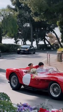 Леклер и его невеста в белом платье замечены в Монако