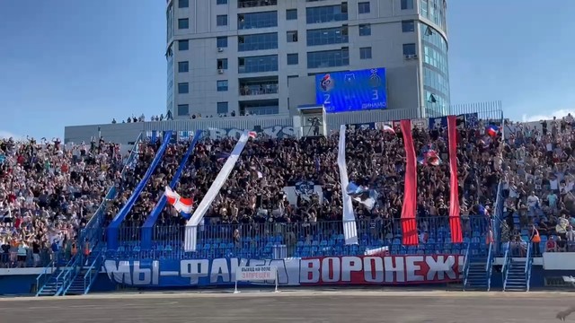 Радость фанатов «Факела» после третьего гола в ворота «Динамо»